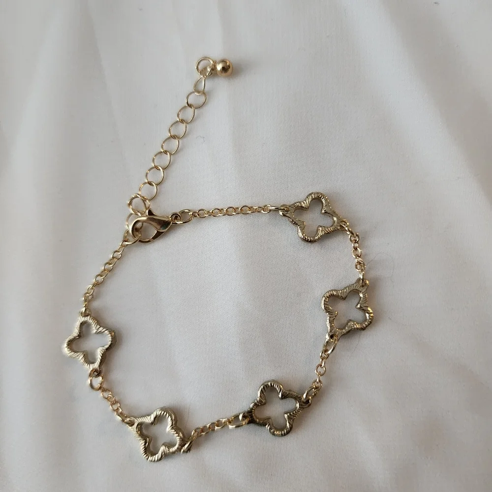 4-Leaf Clover Flower Bracelet Adjustable Cutout Gold-tone Clear Rhinestone